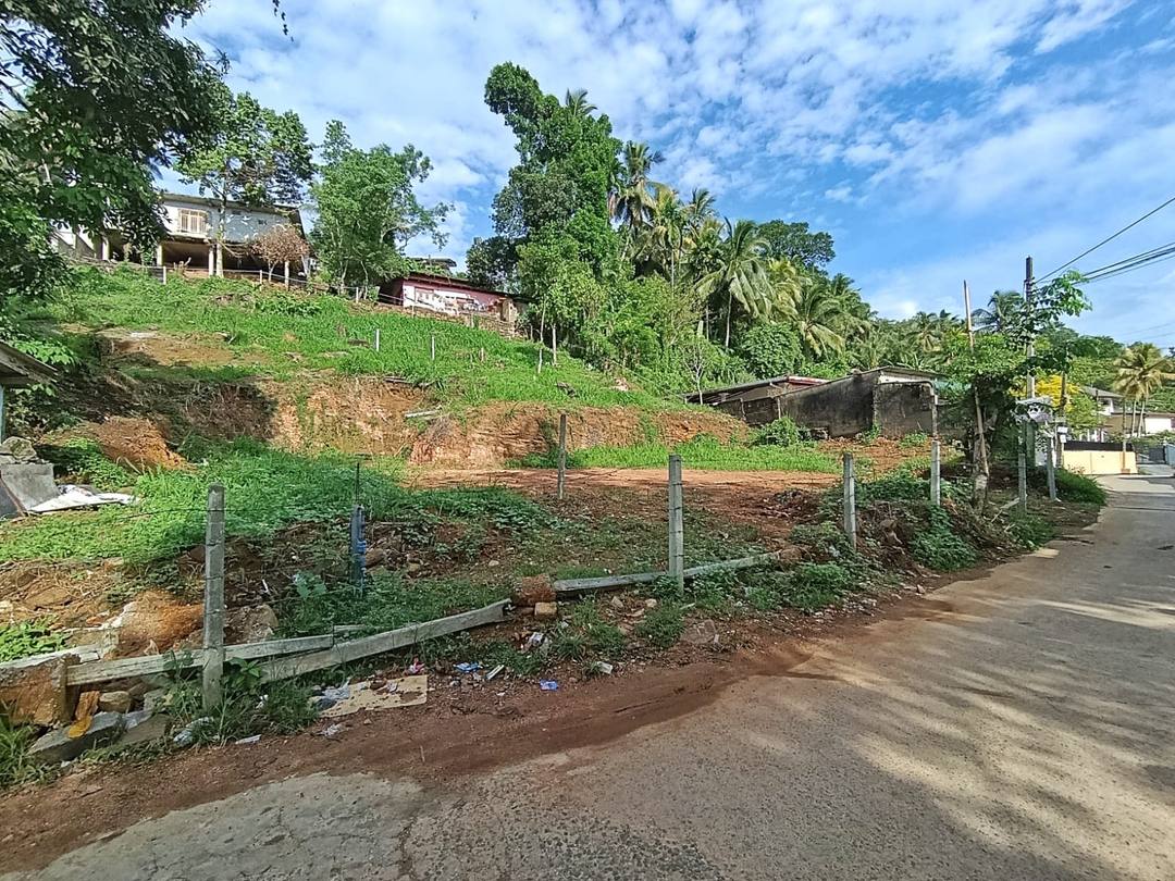 40-PERCH COMMERCIAL PROPERTY FOR SALE IN AVISSAWELLA