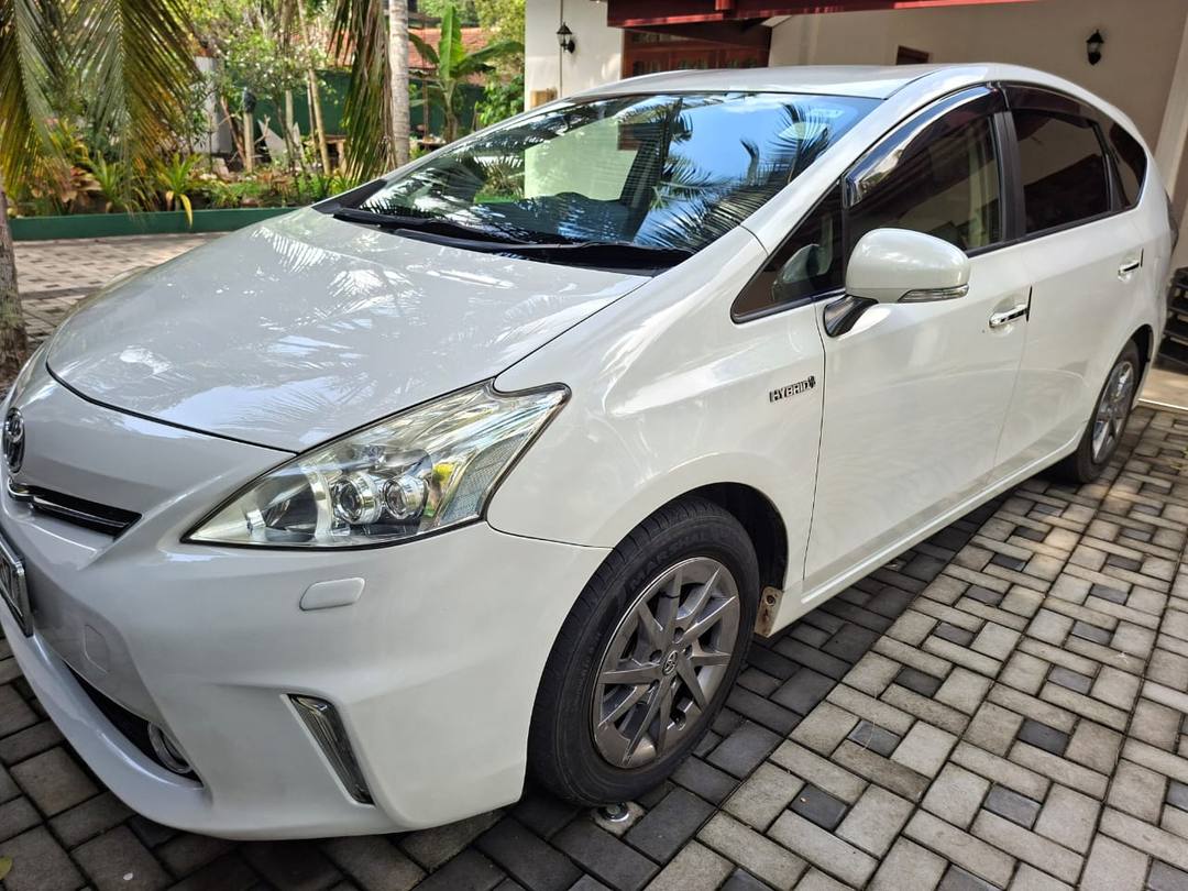 TOYOTA PRIUS ALPHA 2013