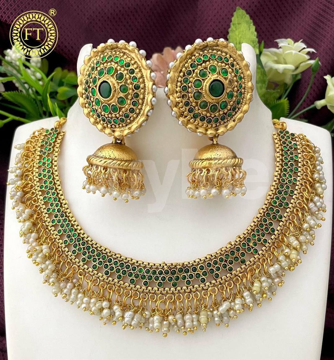 GOLD PLATED NECKLACE WITH EMERALD GREEN STONES