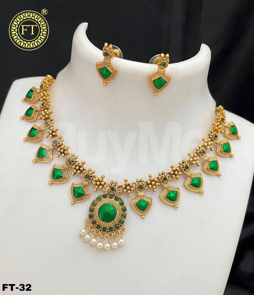 NECKLACE WITH GREEN STONES