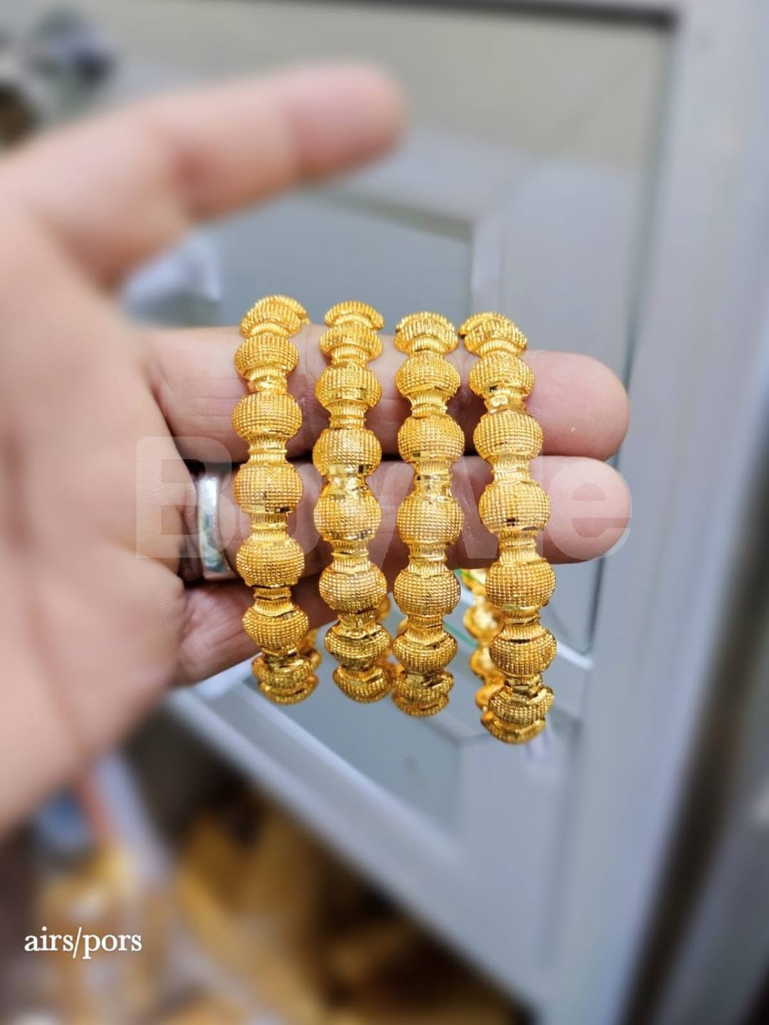 ENCHANTING GOLD-PLATED BANGLES