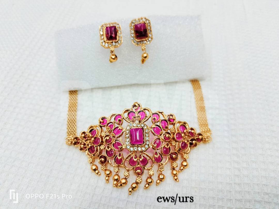 NECKLACE - WITH PINK STONES