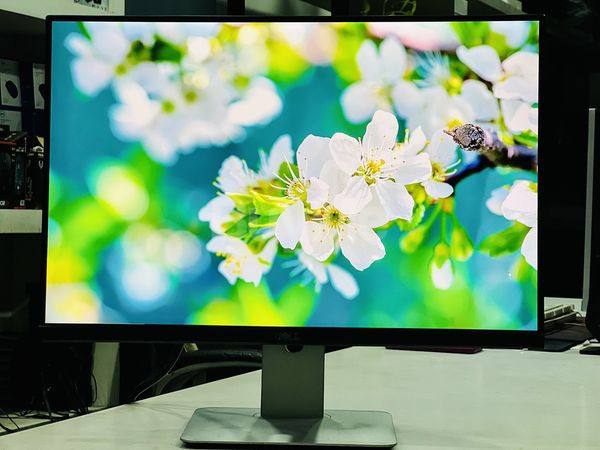 DELL ULTRASHATF IPS 24 INCH FRAMELESS MONITOR
