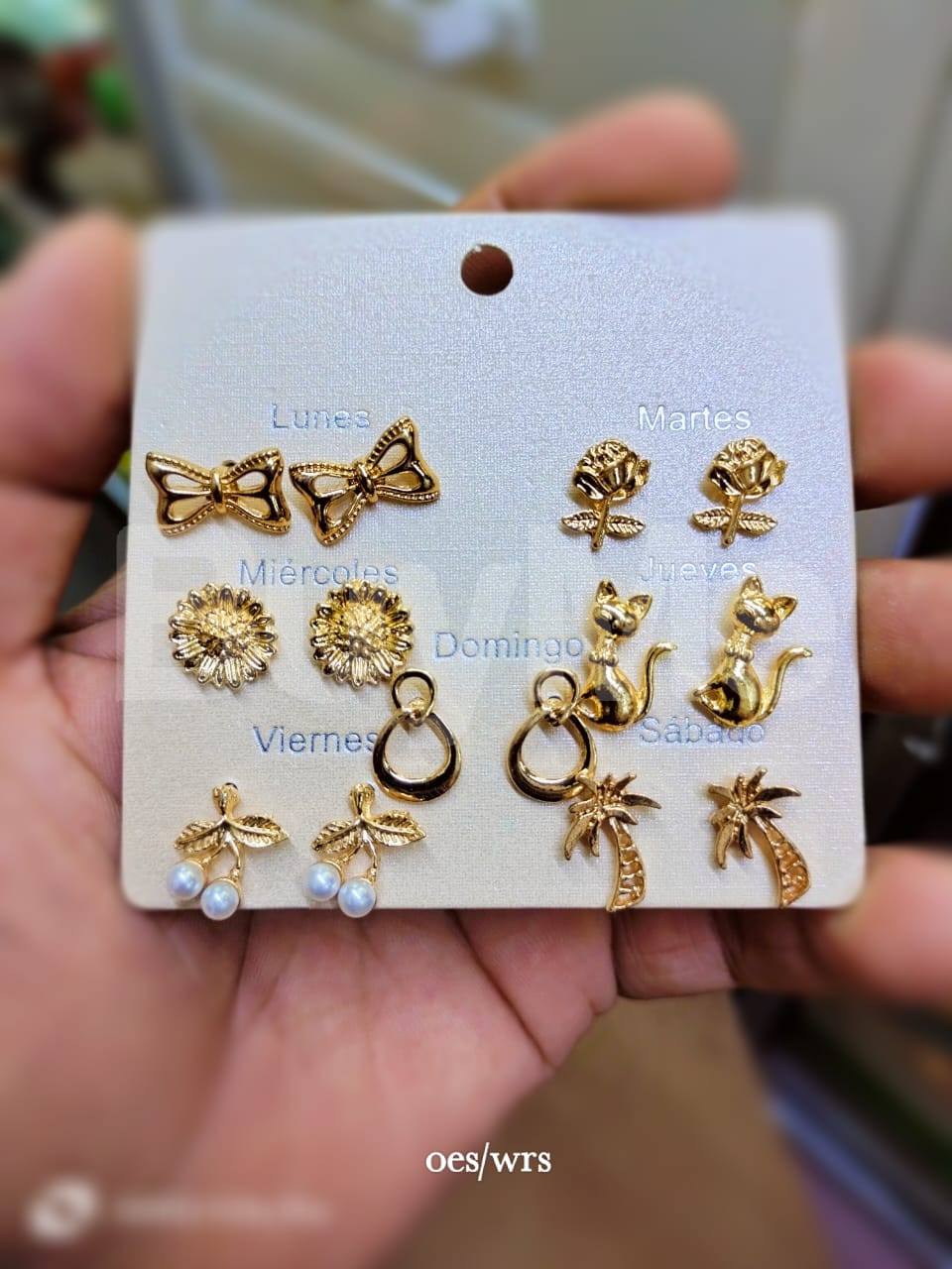 DAZZLING BUTTON EARRINGS CARD