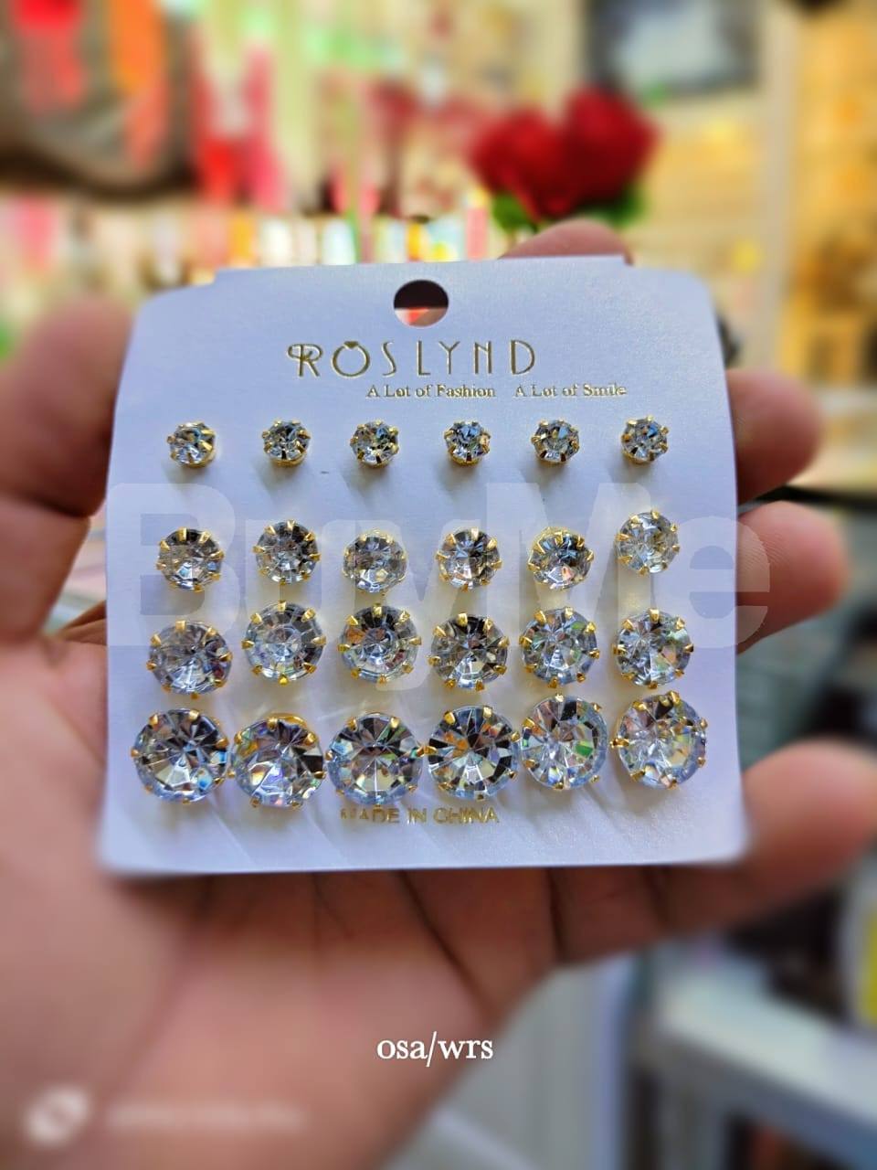 BUTTON EARRINGS WITH WHITE STONES
