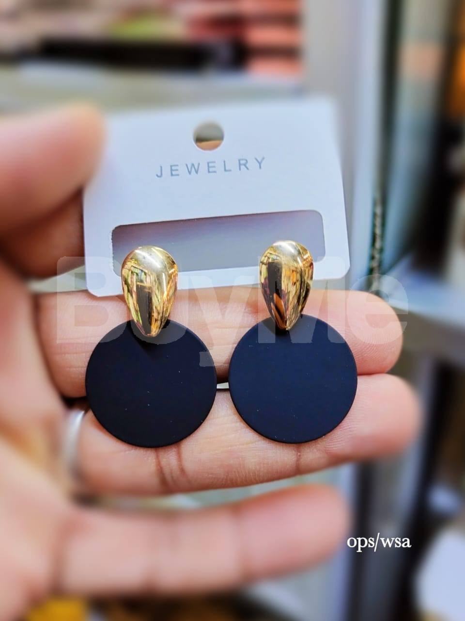 ROUND SHAPED STUD - BLACK