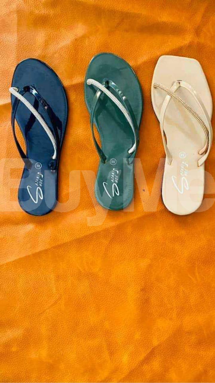 LADIES SLIPPERS..