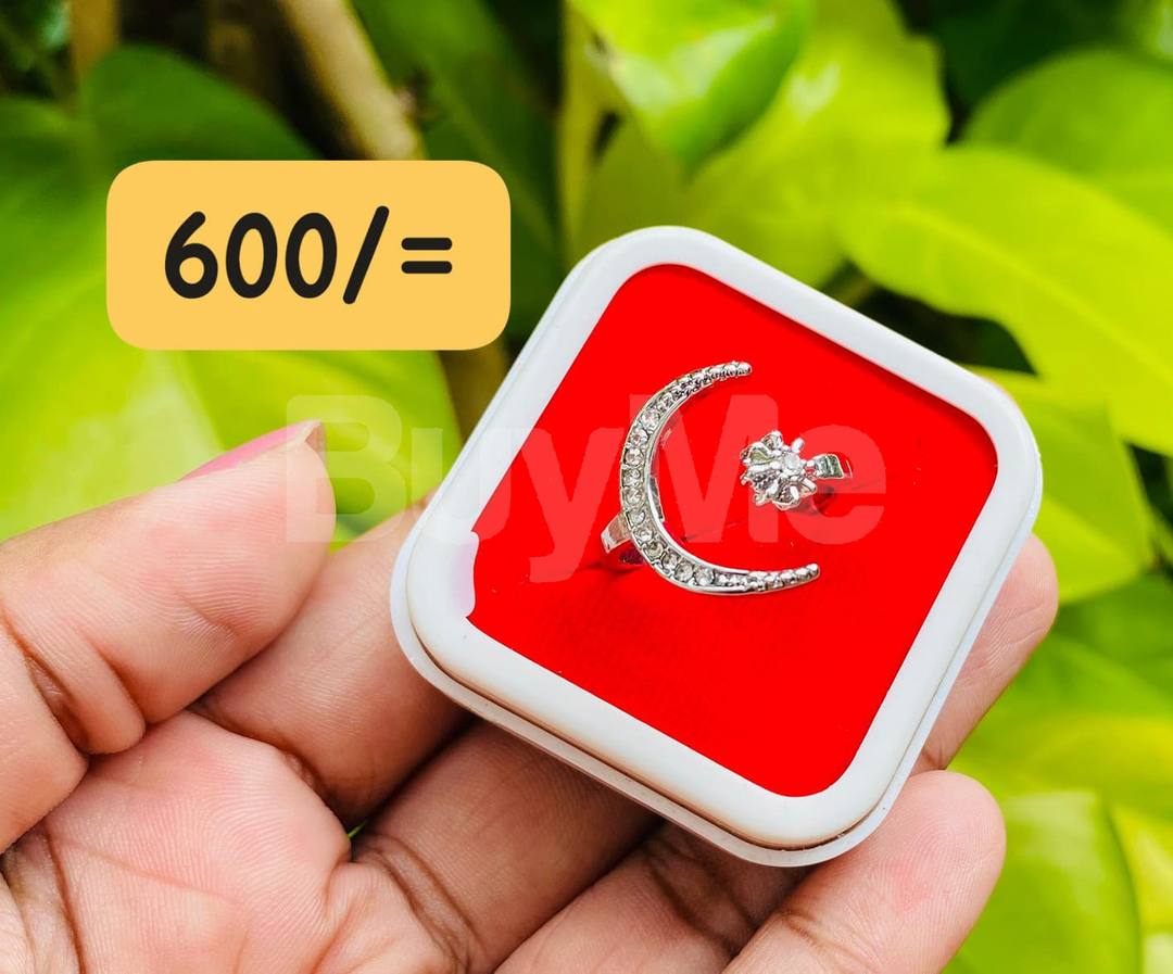 CRESCENT MOON SILVER RING