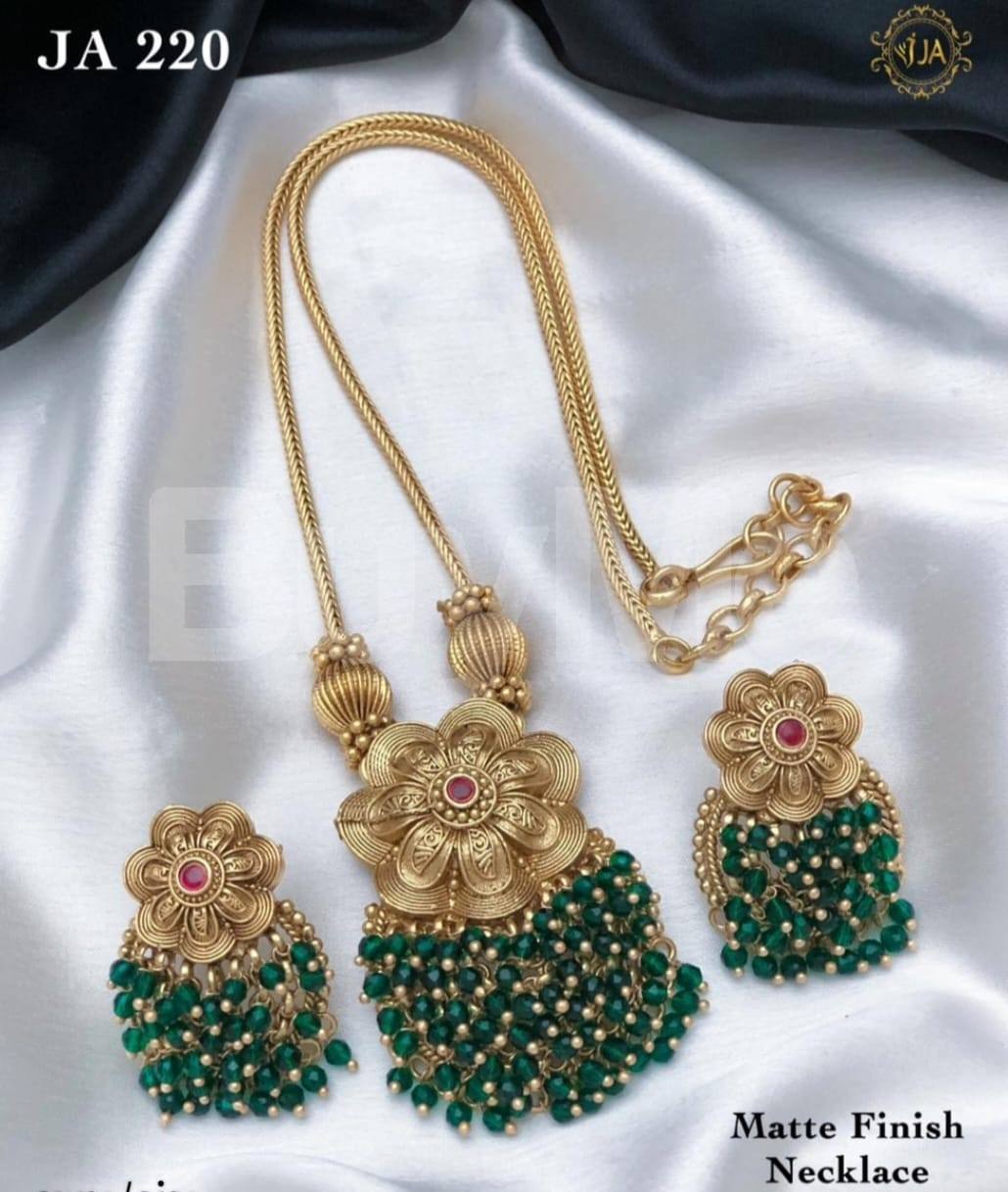 NECKLACE WITH GREEN BEADS - JA JEWELLERY