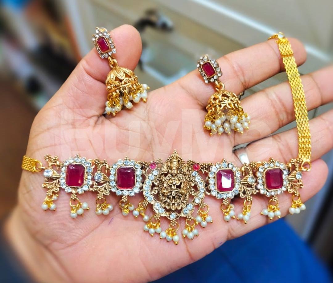 DAZZLING JEWELLERY SET FOR TRADITIONAL ATTIRE