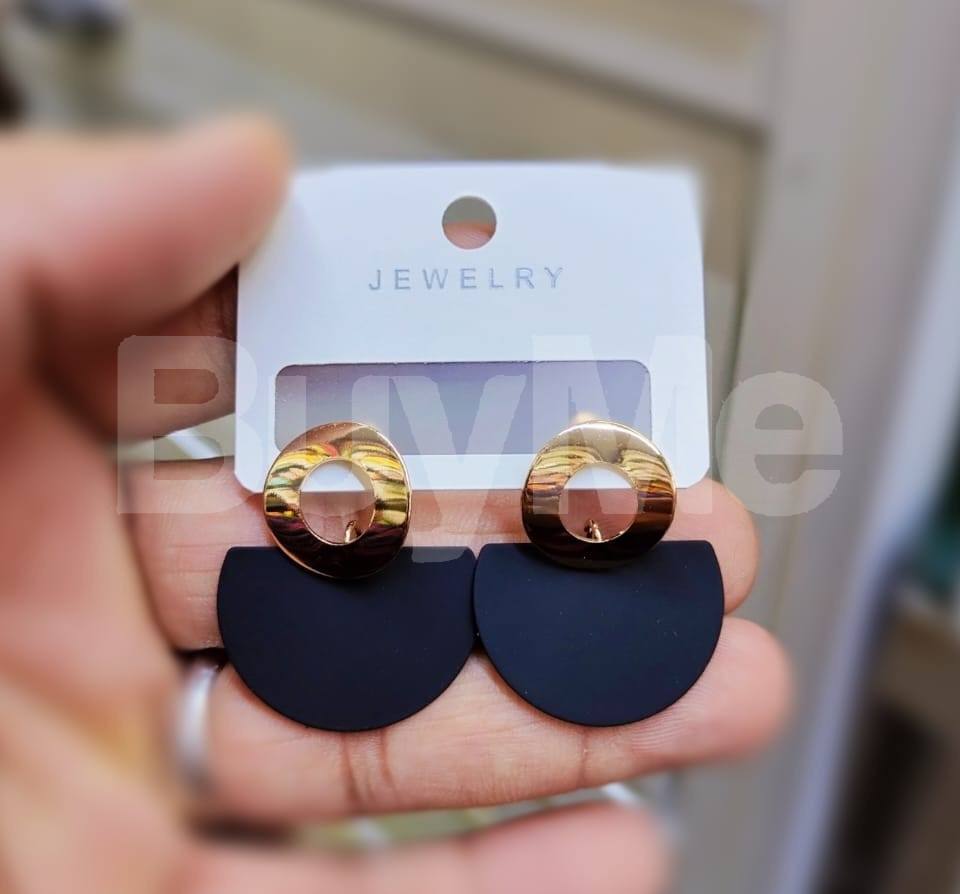 HALF MOON SHAPED EARRING - BLACK