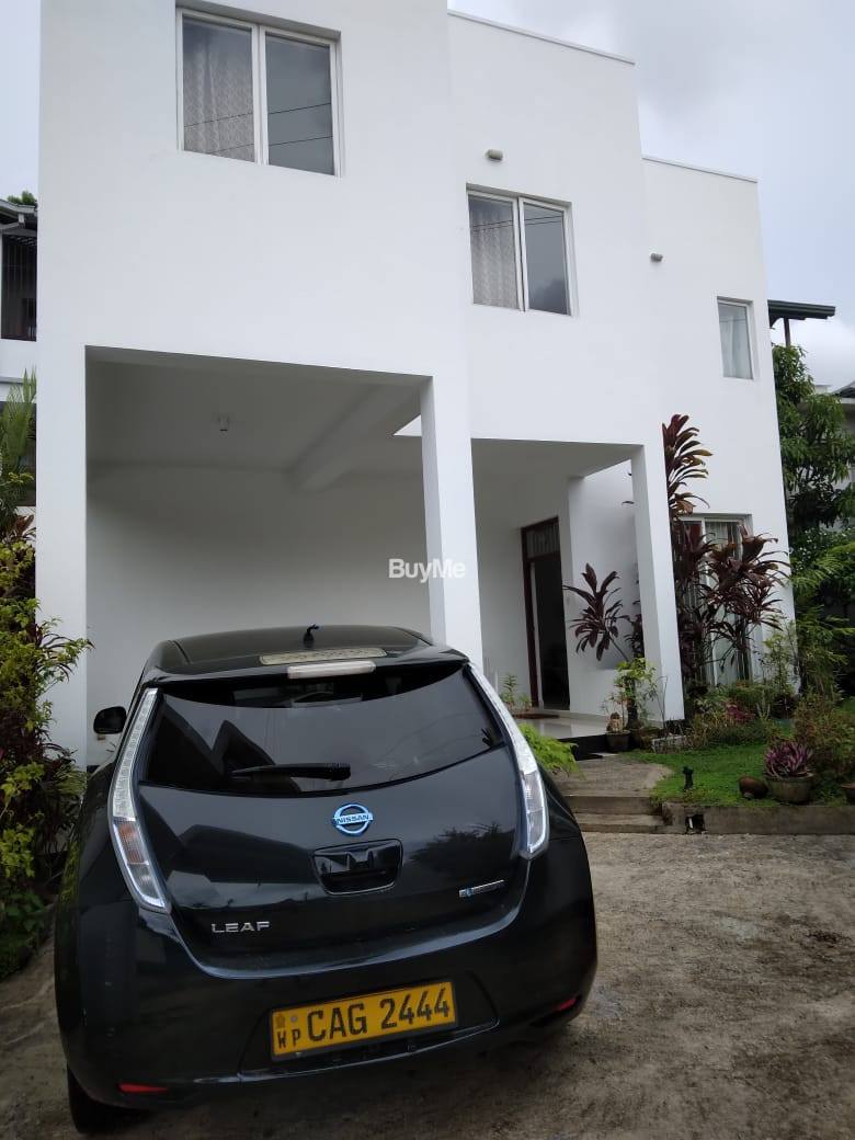 LUXURY THREE-STOREY HOUSE FOR SALE IN THALAWATHUGODA - (S315)
