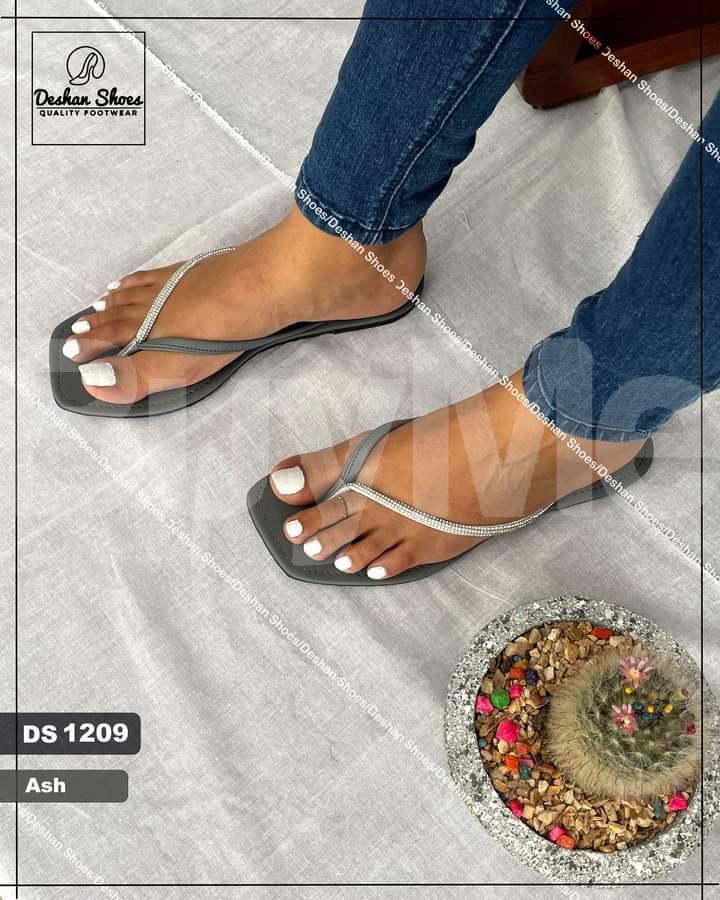 LADIES SLIPPERS