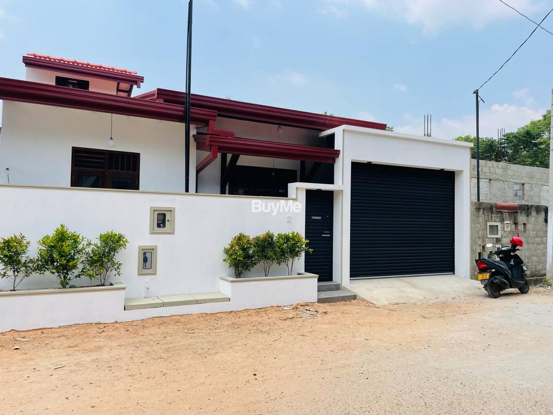 NEWLY BUILT HOUSE FOR SALE IN ATHURUGIRIYA KADUWELA ROAD, SHANTALOKAGAMA