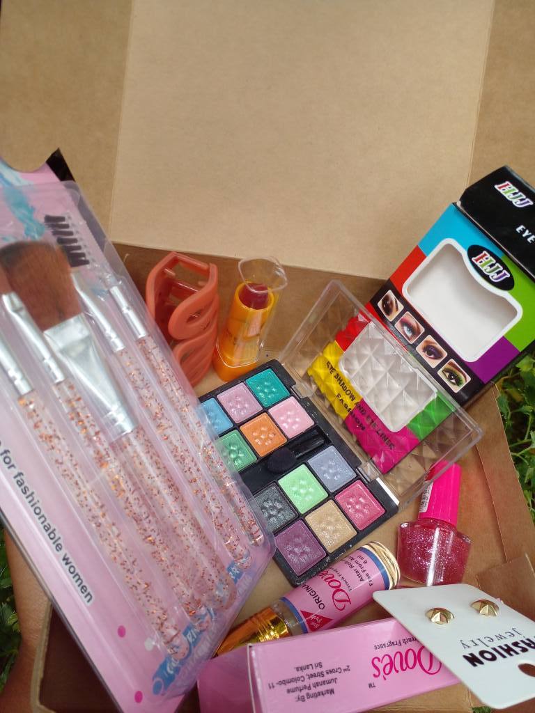 LADIES MAKEUP SET