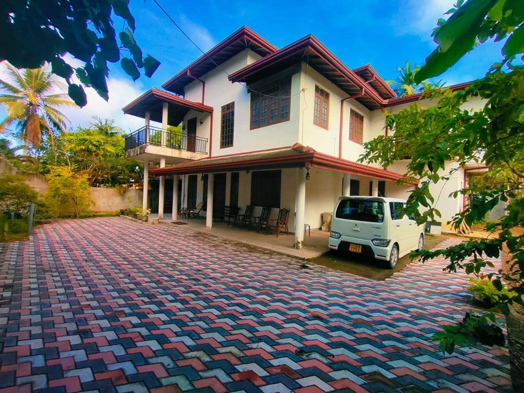 48-PERCH LAND WITH A THREE STOREY HOUSE FOR SALE IN BALAPITIYA, GALLE