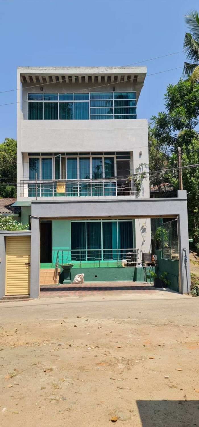 TWO-STOREY HOUSE FOR SALE IN KANDY