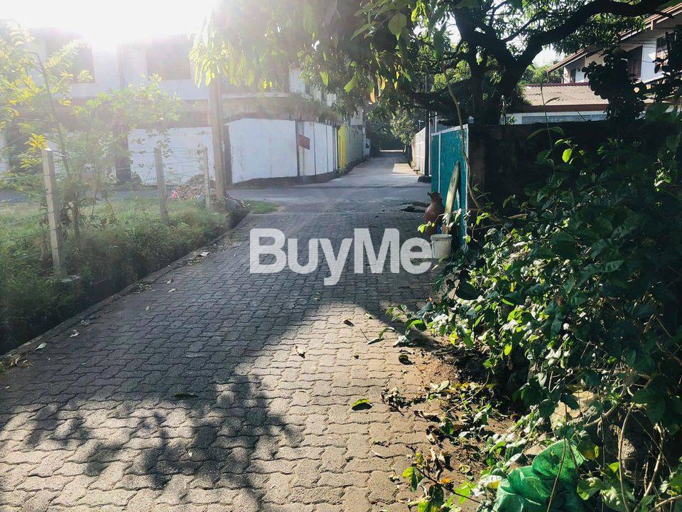 LAND WITH HOUSE FOR SALE IN KIRIBATHGODA VIHARAMAHADEVI SCHEME ROAD