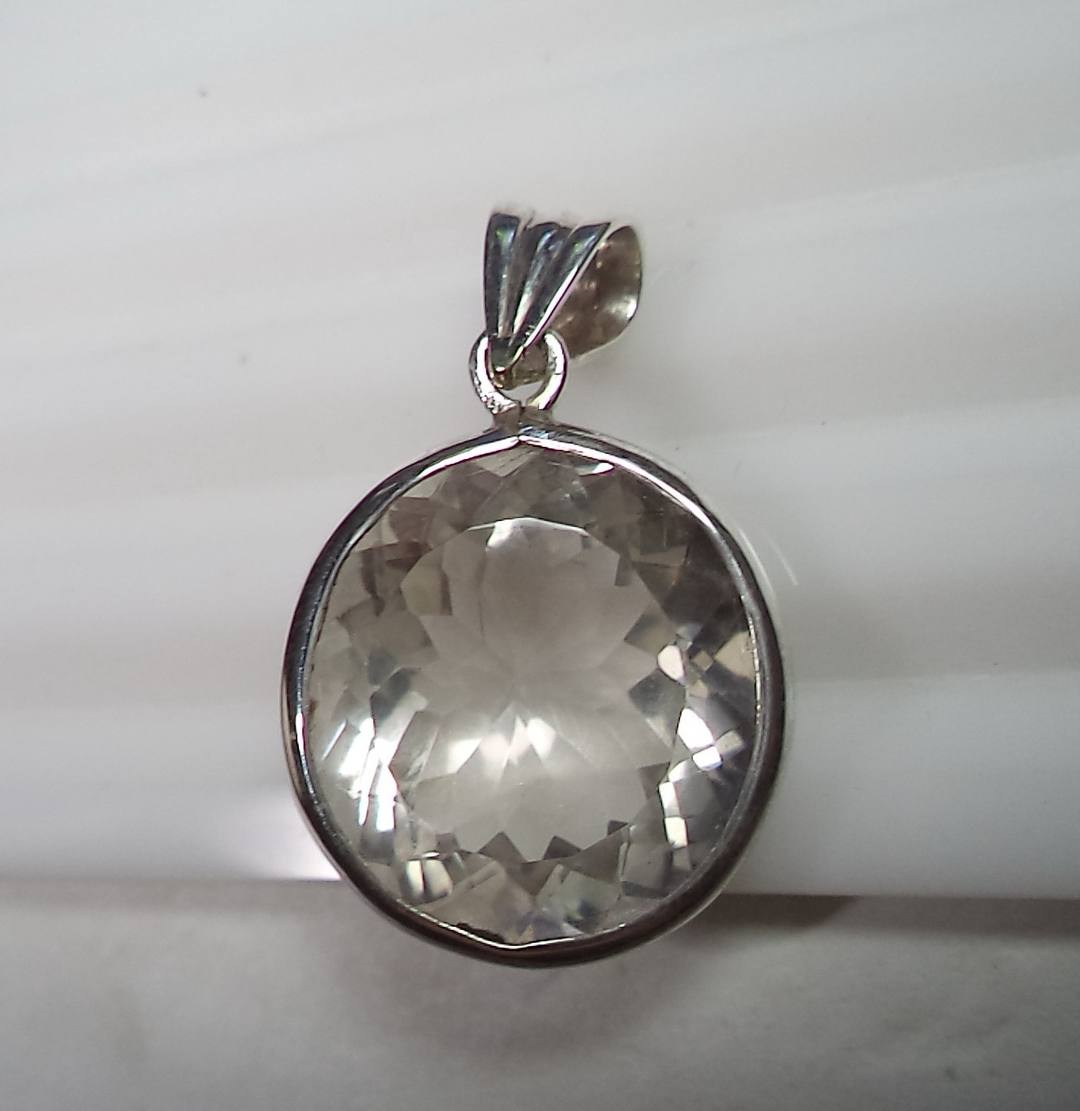 MAGNIFICENT 26.72CT CLEAR QUARTZ PENDANT