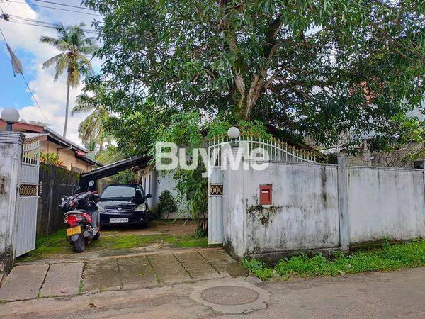 SUPER VALUABLE LAND WITH OLD HOUSE FOR SALE IN KIRIBATHGODA