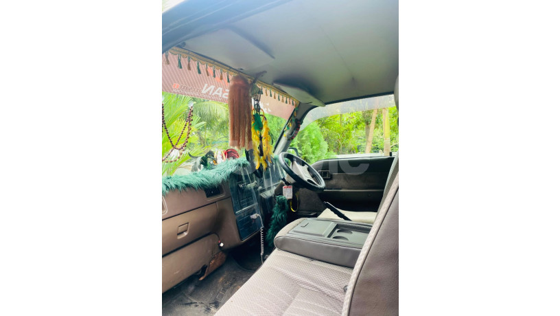 nissan-largo-1992-big-3