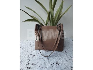 LADIES CHAINED HANDBAG - BROWN