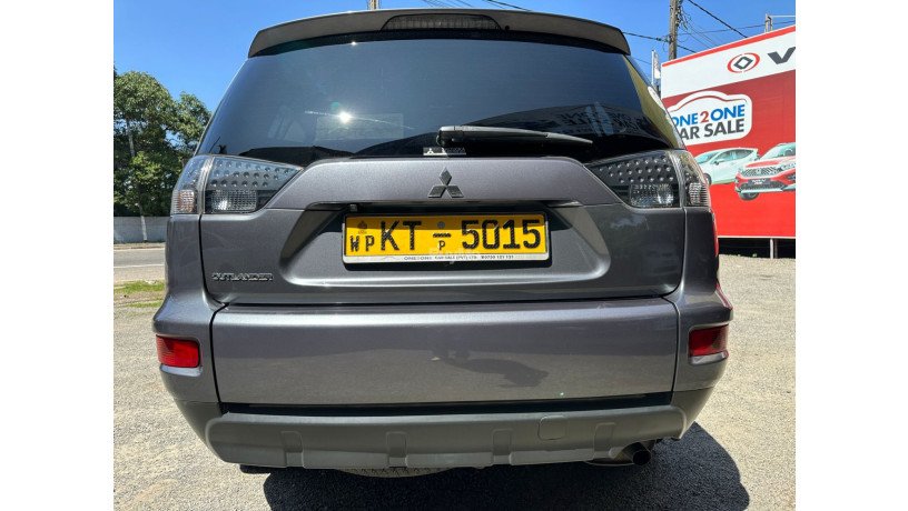 mitsubishi-outlander-7-seater-2011-big-4