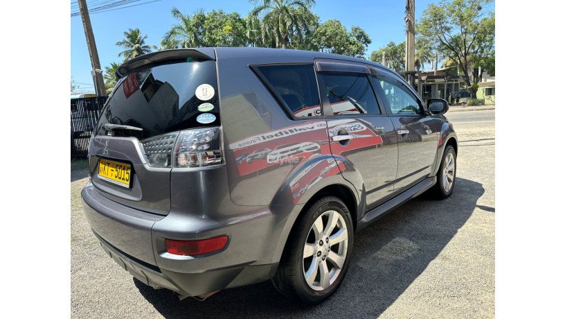 mitsubishi-outlander-7-seater-2011-big-3