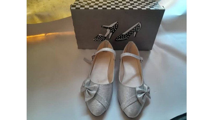 girls-covershoes-big-0