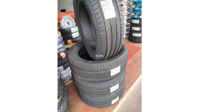 22555r18-michelin-tyre-big-0