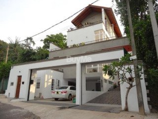 Luxury and Modern House for Sale In Battaramulla Pellawatta