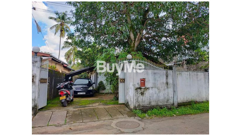 super-valuable-land-with-old-house-for-sale-in-kiribathgoda-big-0
